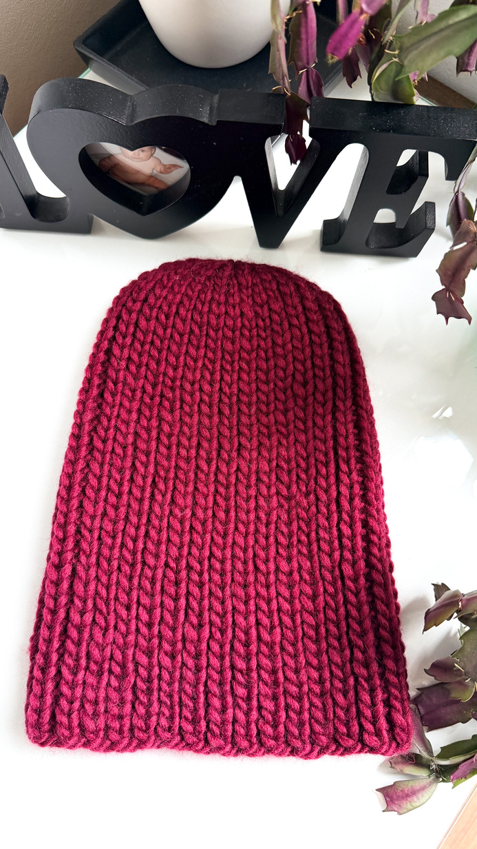 JANKA – gruba czapka zimowa damska z wełny Nitkowe Love 121 Rubinowy