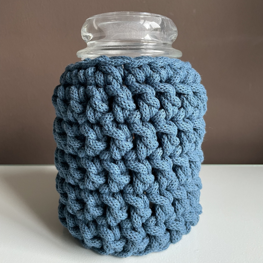 Ręcznie robiony Sweterek na świecę ze sznurka bawełnianego 810 Petrol