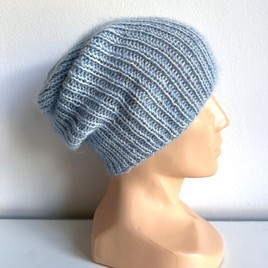 Handgemachte Damenmütze AUREA 100% Baby Merino plus Mohair und Seide 43/08 Hellseegrün