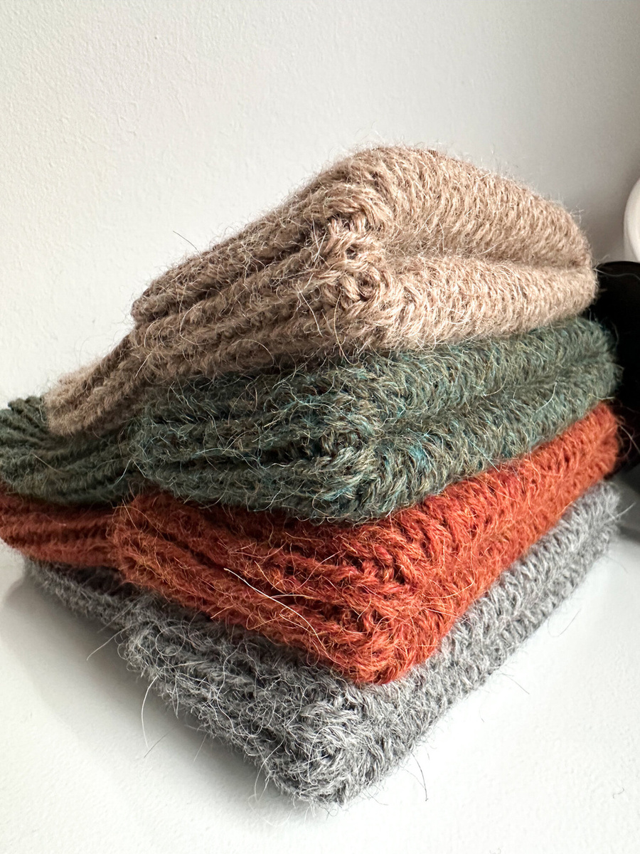KIARA Mütze mit Umschlag 100% Alpaka 9040 ostrokrzew Damen/Herren Winter