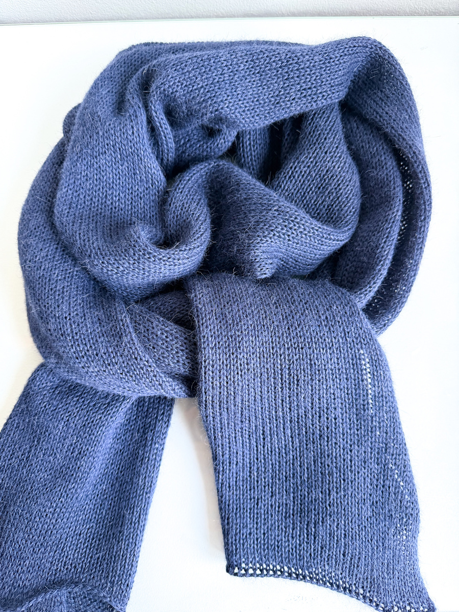 Ciepły i przytulny szal Nitkowe Love 30x180 cm 100% Baby Merino 21 czarny