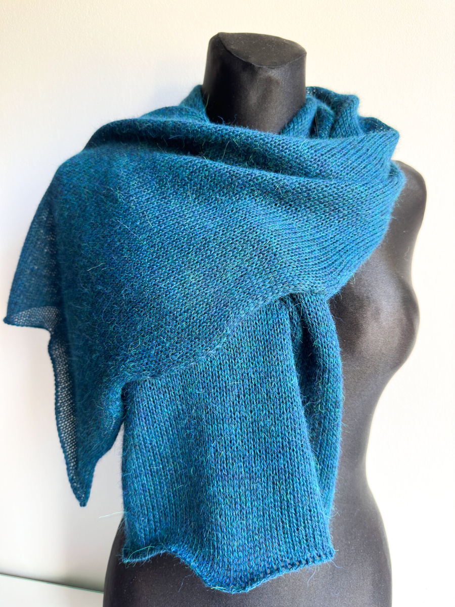 Ciepły i przytulny szal Nitkowe Love 30x180 cm 100% Baby Merino 21 czarny