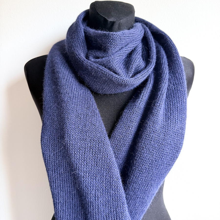 Ciepły i przytulny szal Nitkowe Love 30x180 cm 100% Baby Merino 21 czarny