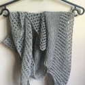 Handgestricktes Dreieckstuch aus 100 % Alpakawolle – Farbe wählen