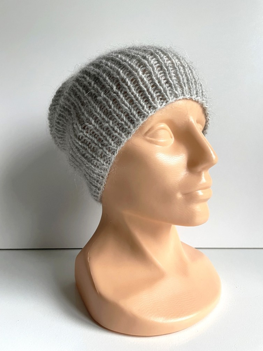 Handmade women’s hat AUREA 100% Baby Merino plus mohair and silk 22/44 Light Grey