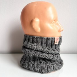 Ręcznie robiony KOMIN HELLI 100% Baby Merino 19 Szary 30 cm długości