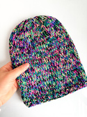 Winterliche Slouchy-Beanie aus 100% Baby Merino „Schwarzer Regenbogen“ – handgestrickt