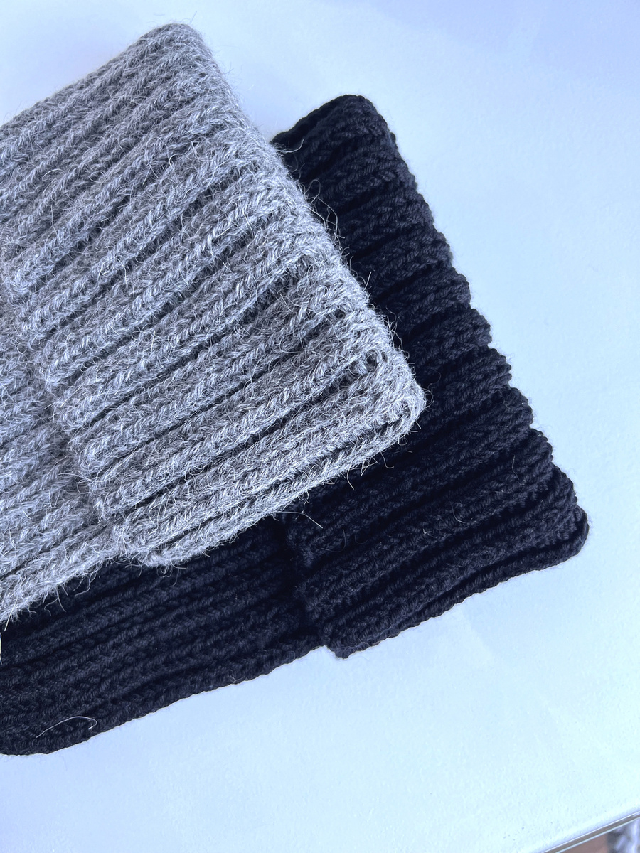 Wywijana czapka merino HELLI 100% Baby Merino 21 Czarny