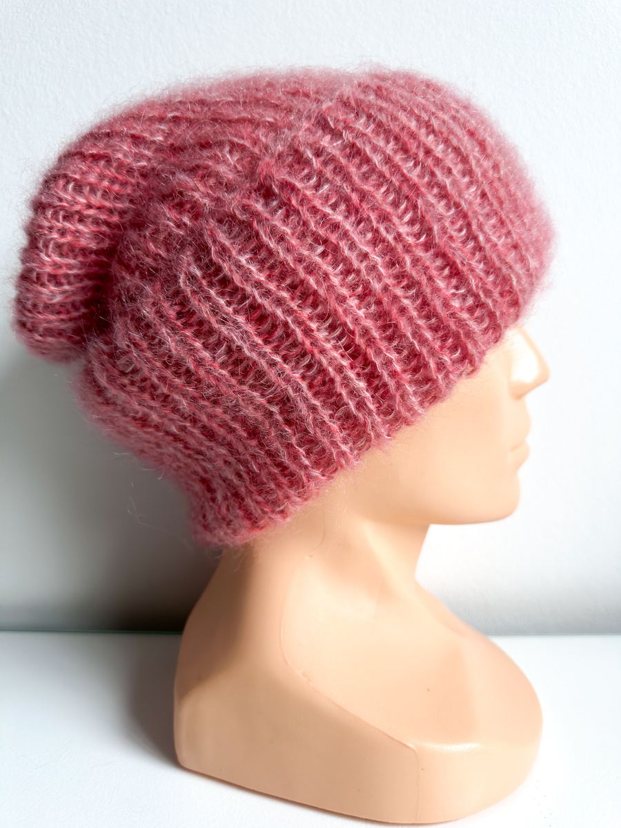 Ręcznie robiona, wywijana Czapka moherowa z jedwabiem Malinowy