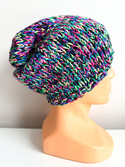 Winterliche Slouchy-Beanie aus 100% Baby Merino „Schwarzer Regenbogen“ – handgestrickt