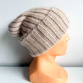 Ręcznie robiona czapka beanie MIRA 100% Merino plus moher i jedwab 50/56 jasny beż
