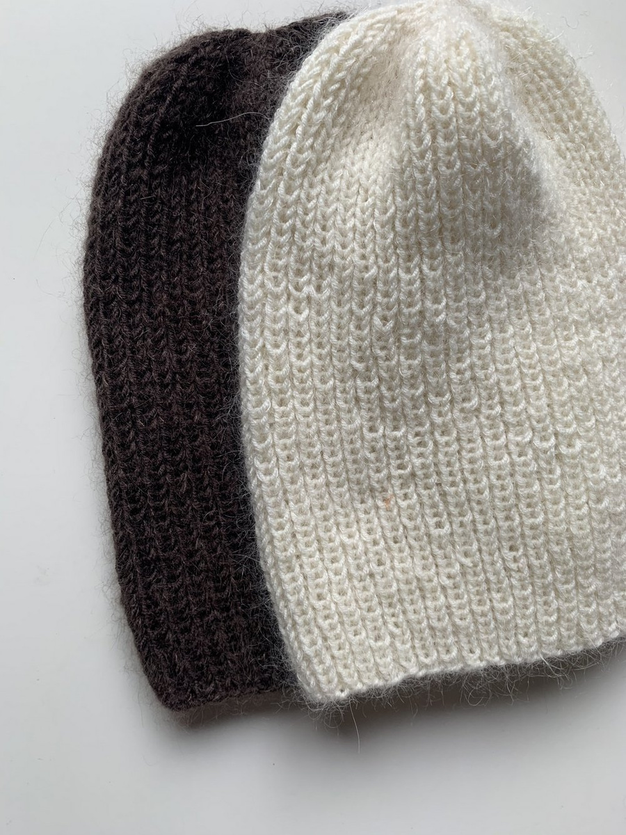 Handgefertigte Damenmütze AUREA 100% Baby Merino plus Mohair und Seide 02/01 Ecru