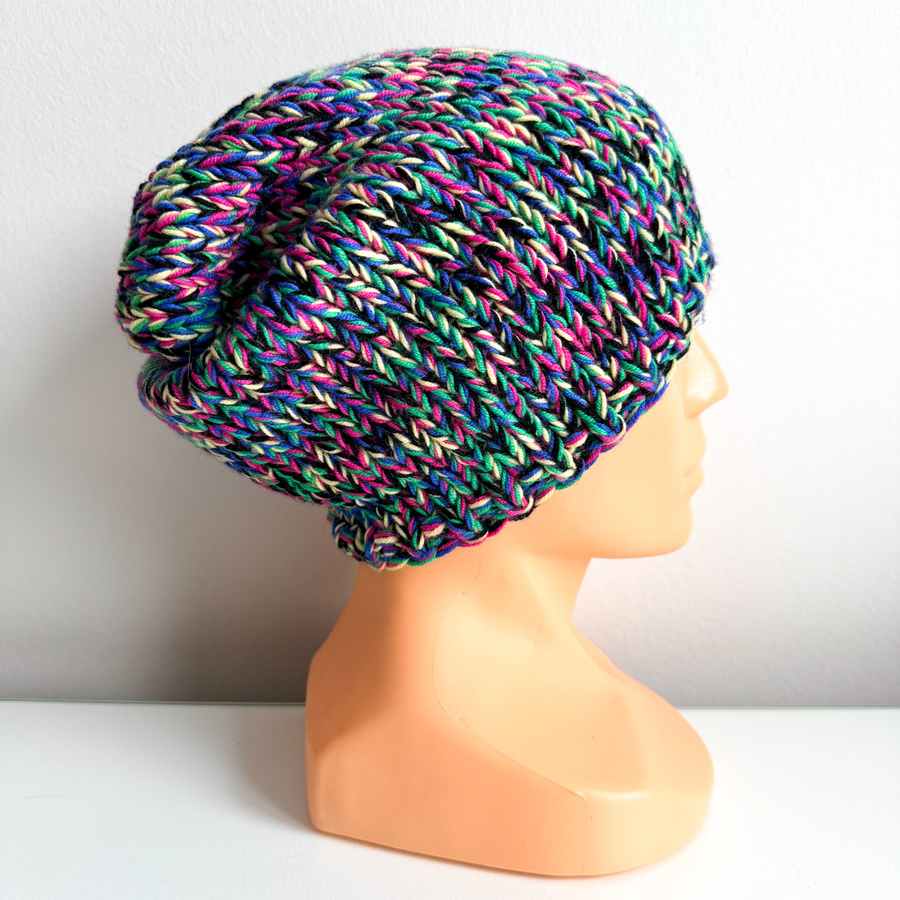 Nitkowe Love – 21 Czarny multicolor czapka smerfetka z baby merino zimowa handmade