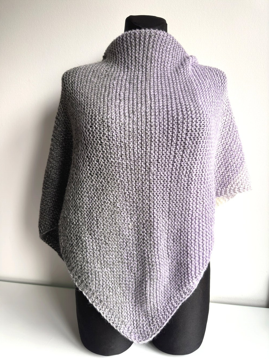 Chusta trójkątna ręcznie zrobiona na drutach. Niebiesko szara. Ombre.