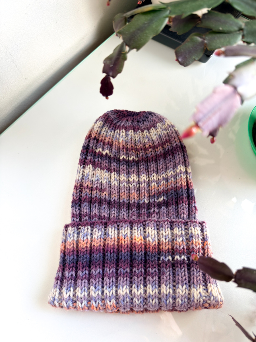 NELLI – czapka merino wywijana 15 Fioletowy Deszcz, jesienno-zimowa, ręcznie robiona