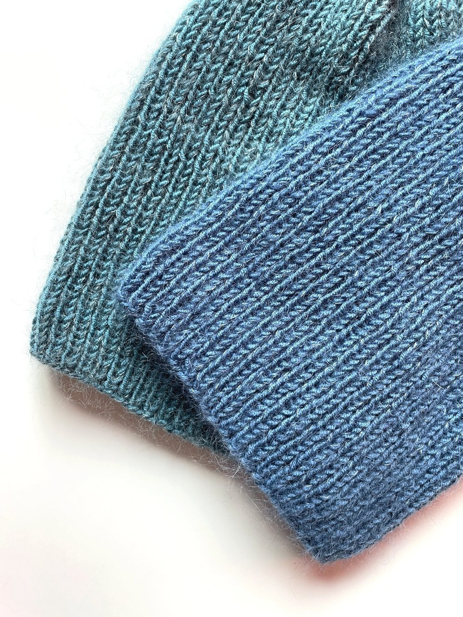 Handgemachte Damenmütze AUREA 100% Baby Merino plus Mohair und Seide 42/27 Petrol