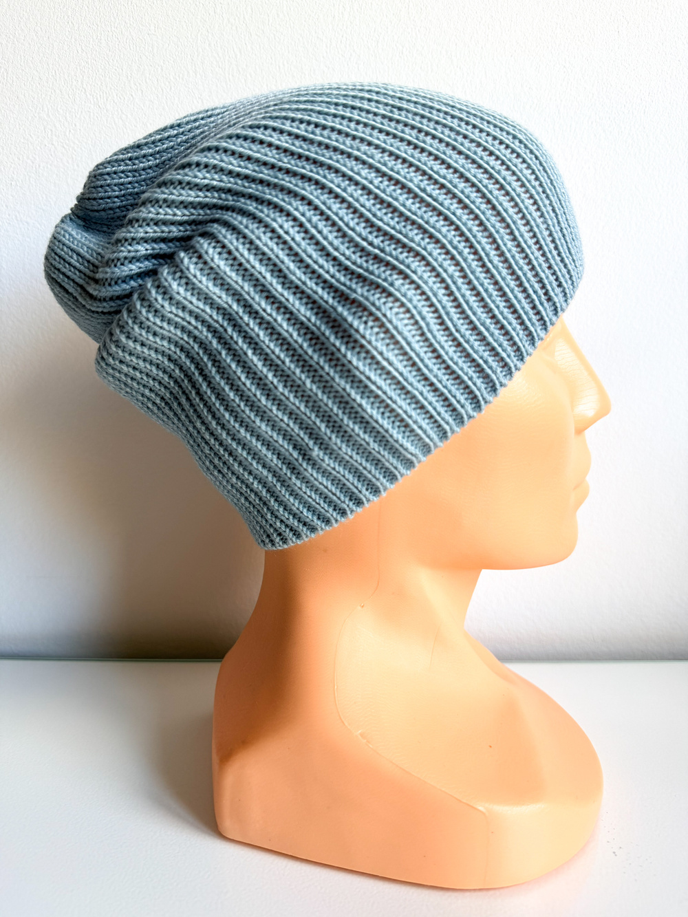 Czapka beanie VARELLA z wełny merino w jasnym morskim kolorze widok z boku