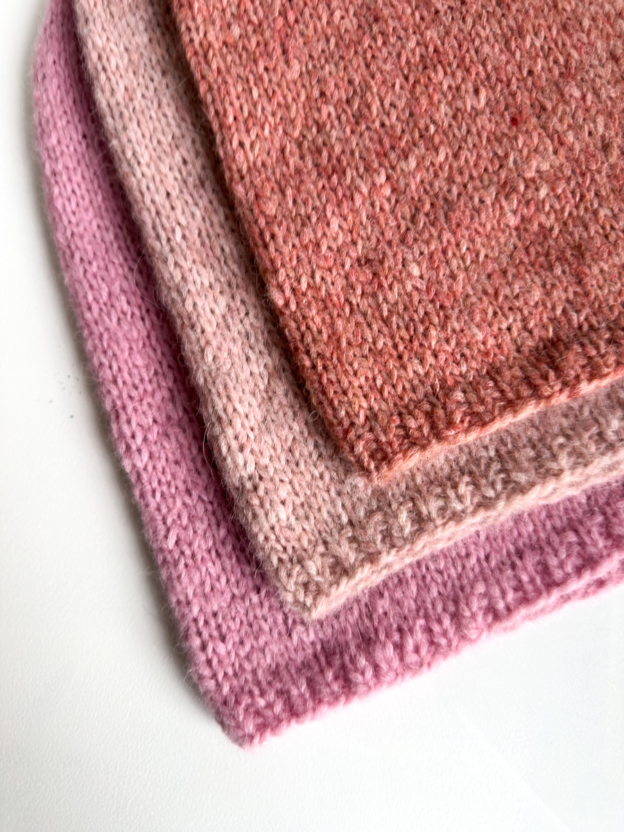 Ciepła czapka ręcznie robiona CHMURKA Alpaka 44 karminowy