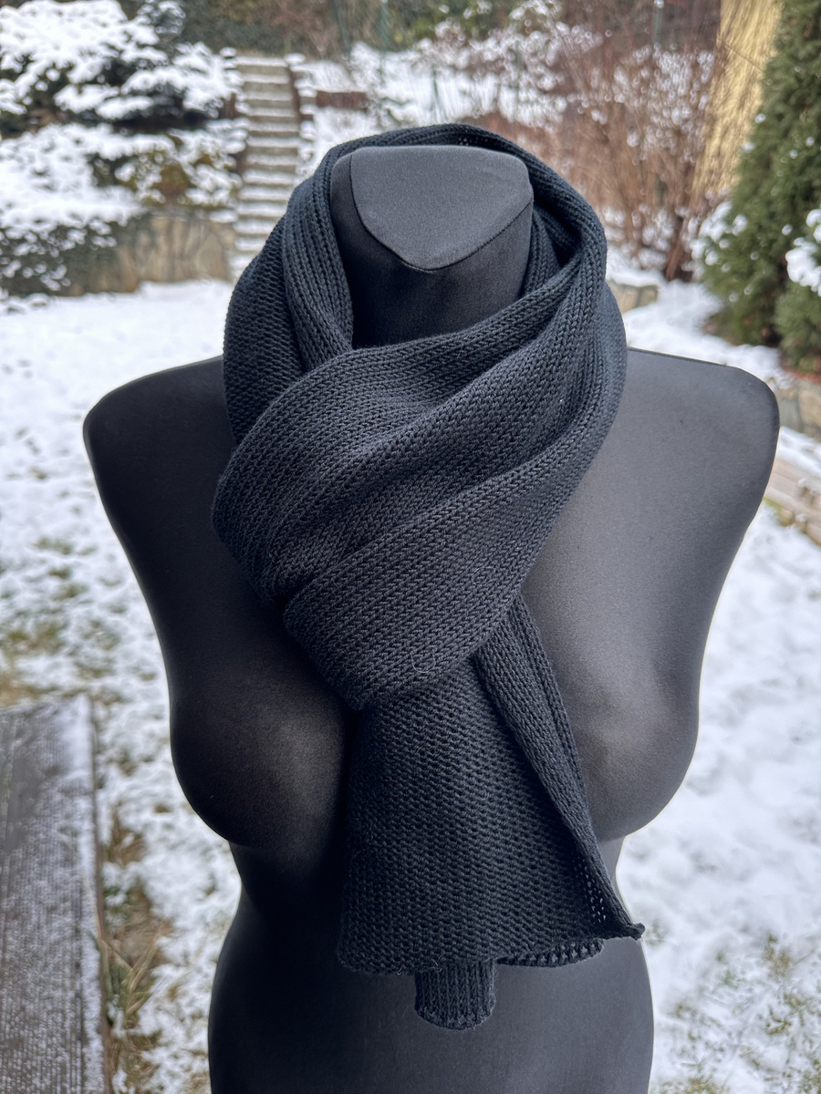 Ciepły i przytulny szal Nitkowe Love 230x35 cm 100% Baby Merino 21 czarny