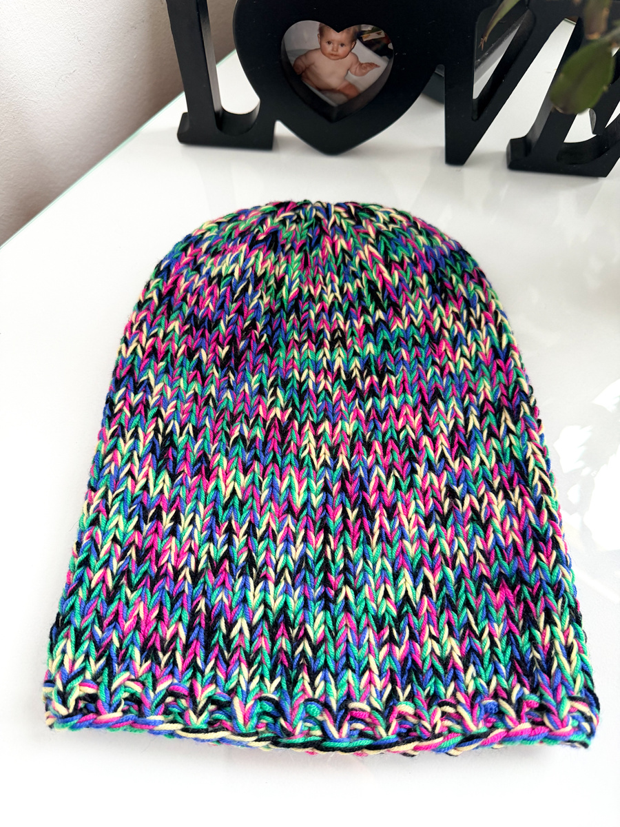 Nitkowe Love – 21 Czarny multicolor czapka smerfetka z baby merino zimowa handmade