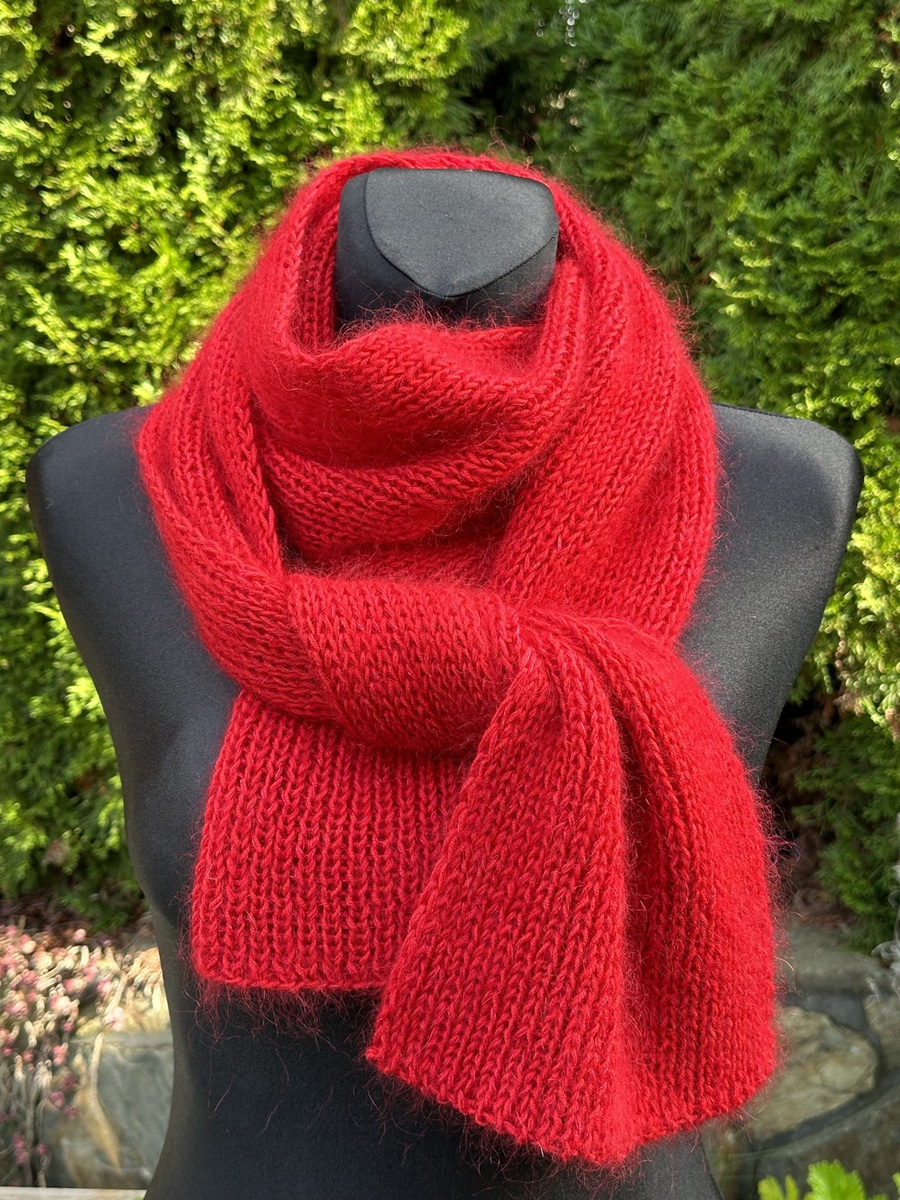 Ciepły i przytulny szal Nitkowe Love 30x180 cm  100% Baby Merino 21 czarny