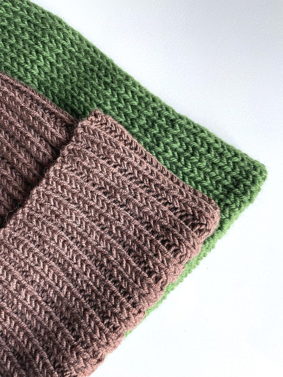 Wywijana czapka merino HELLI 100% Baby Merino 52 Czekolada