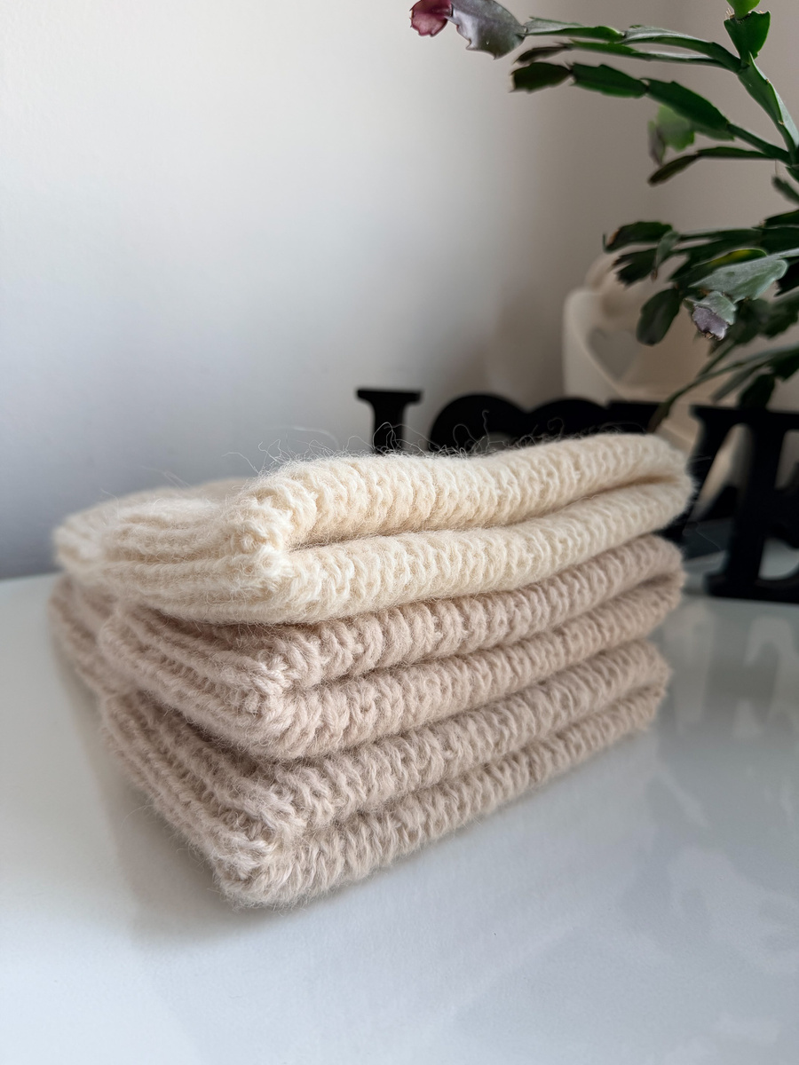 Ręcznie robiona czapka damska MORGANA Merynos, Alpaka z Jedwabiem 59/40 Marcepan