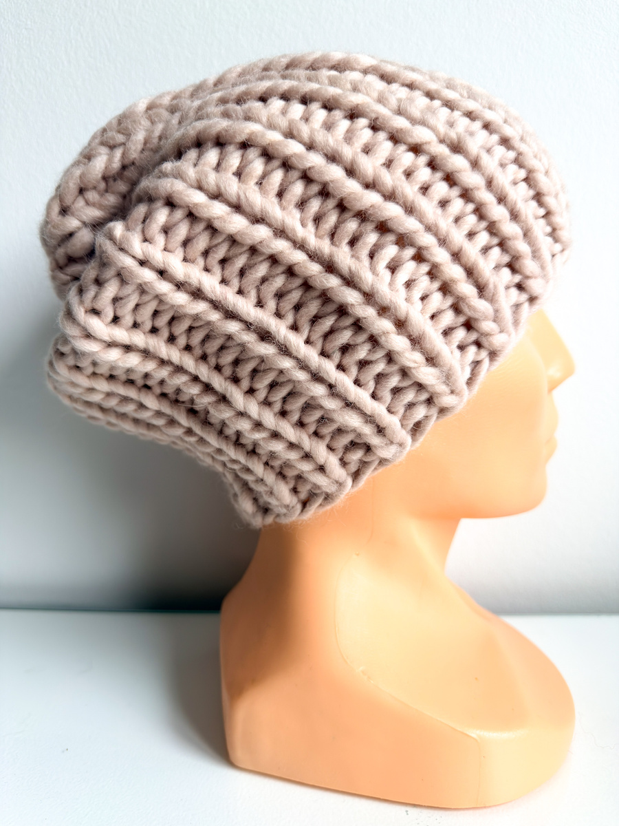 Ręcznie robiona czapka damska ASHER 100% Wełna owcza 01 Złamana Biel