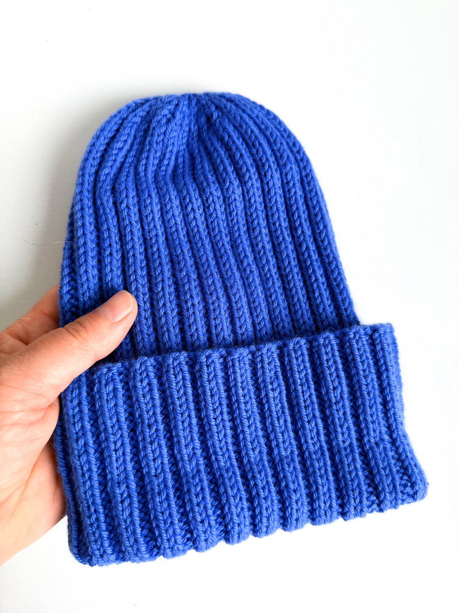 ELLI – ręcznie robiona czapka merino 24 Kobalt wywijana