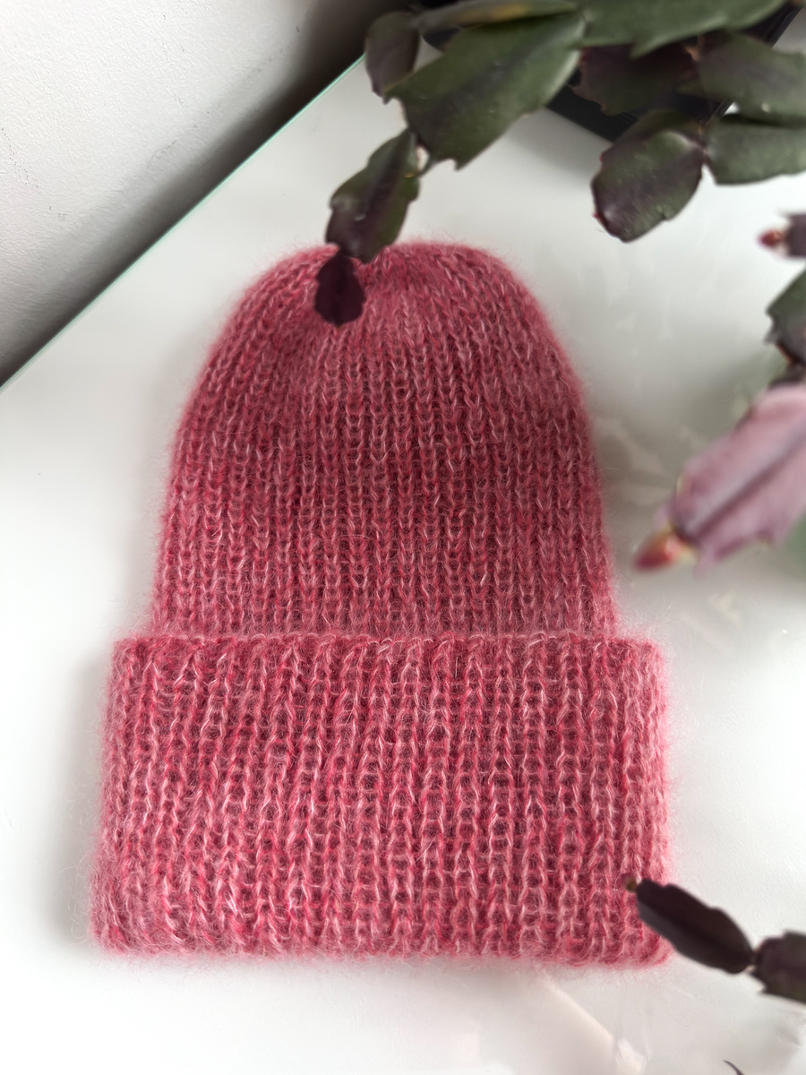 Ręcznie robiona, wywijana Czapka moherowa z jedwabiem Malinowy