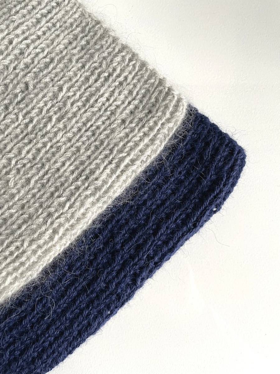 Handgemachte Damenmütze AUREA 100% Baby Merino plus Mohair und Seide 22/44 Hellgrau