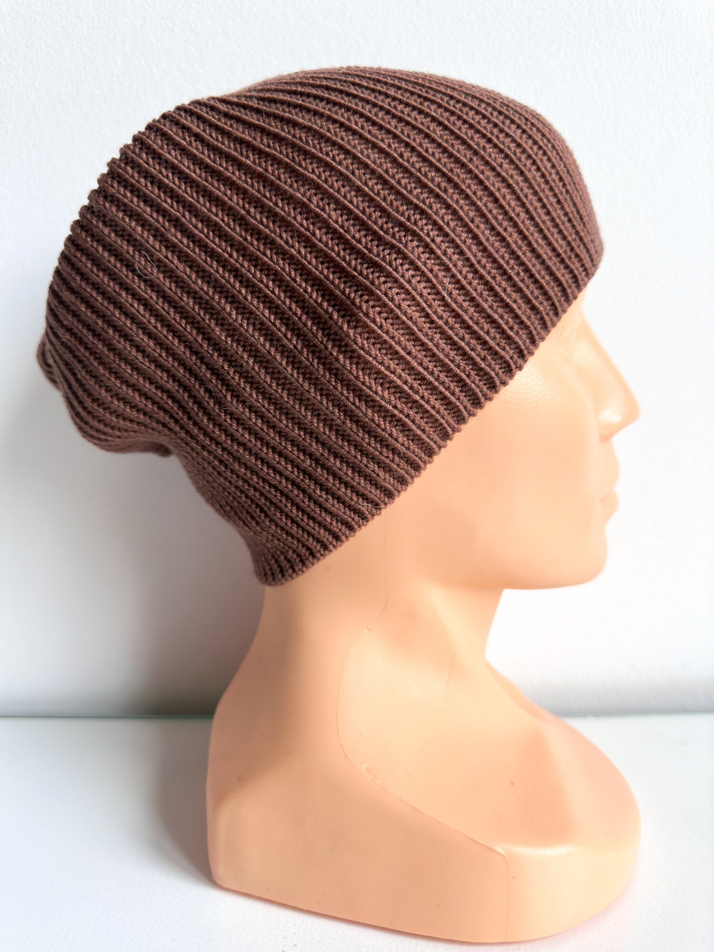 Czapka z wełny merino VARELLA 100% Baby Merino 52 Czekolada widok z boku
