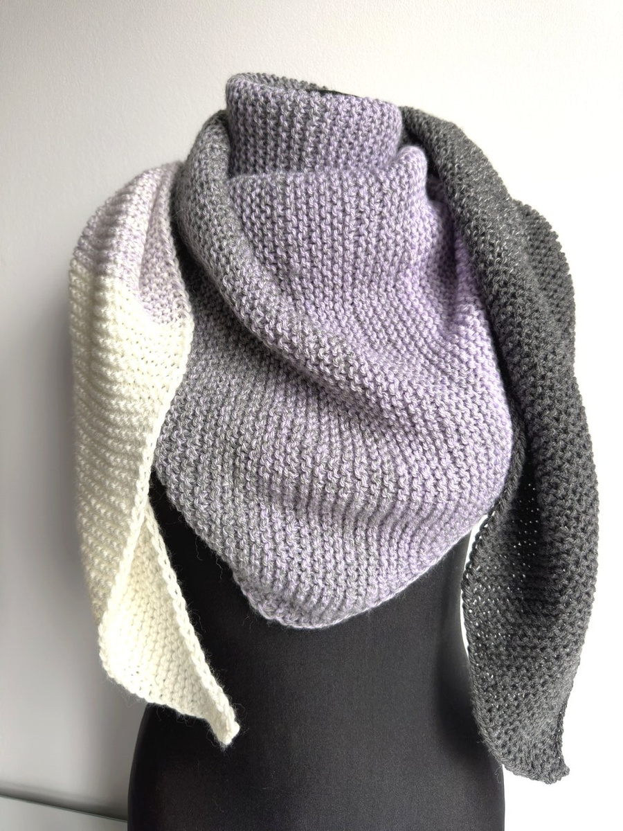 Chusta trójkątna ręcznie zrobiona na drutach. Niebiesko szara. Ombre.