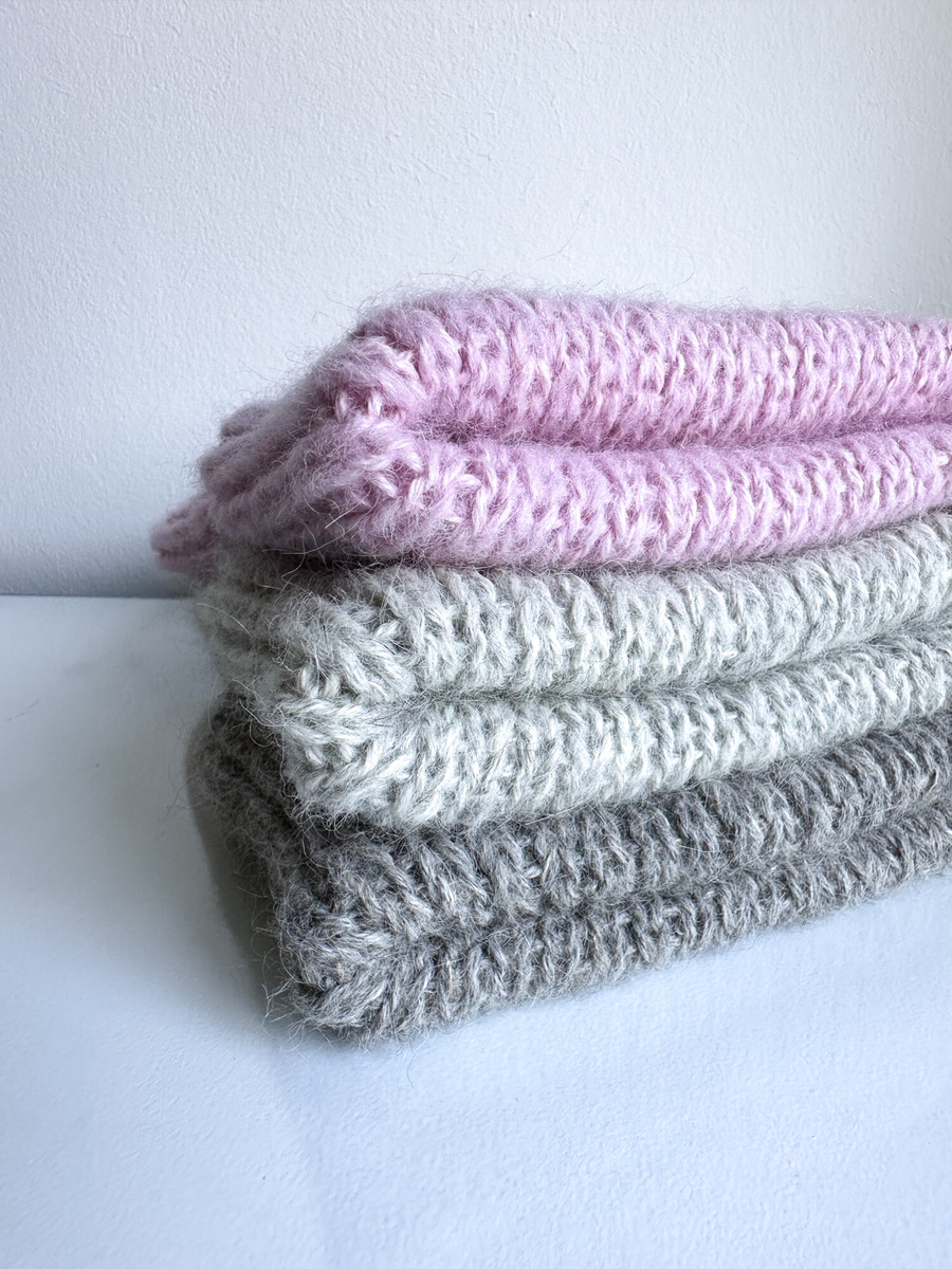 Ręcznie robiona czapka damska MORGANA Alpaka z Jedwabiem 9020/35 Perłowy Szary