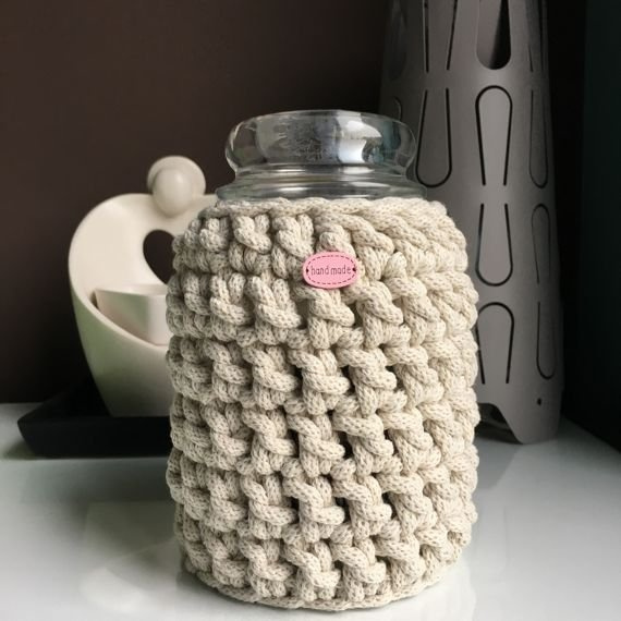 Ręcznie robiony Sweterek na świecę ze sznurka bawełnianego 050 kremowy