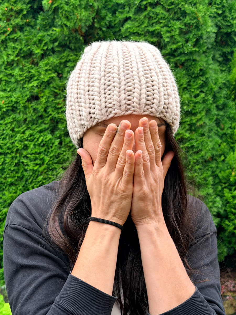 Ręcznie robiona czapka damska ASHER 100% Wełna owcza 13 pianka cukrowa