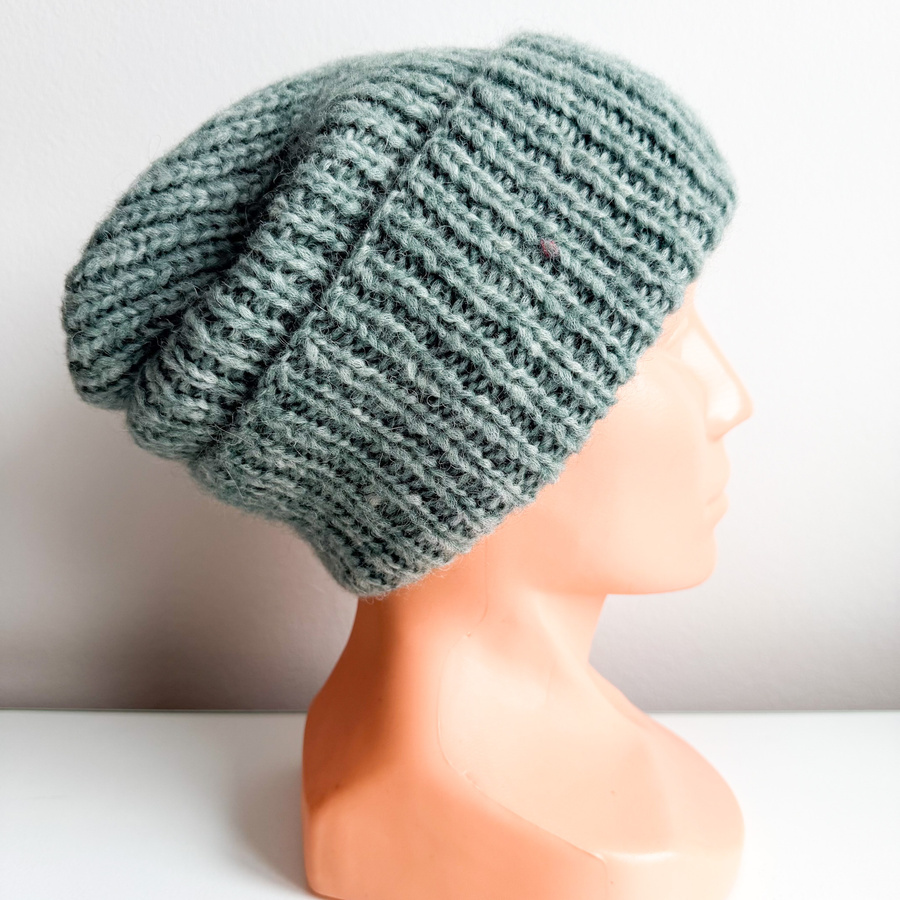 Ciepła czapka ręcznie robiona wywijana CHMURKA Alpaka 30 zielona szałwia