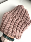 HELLI – wywijana czapka merino 100% Baby Merino 49 Pustynna Róża unisex zimowa