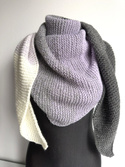 Chusta trójkątna ręcznie zrobiona na drutach. Niebiesko szara. Ombre.