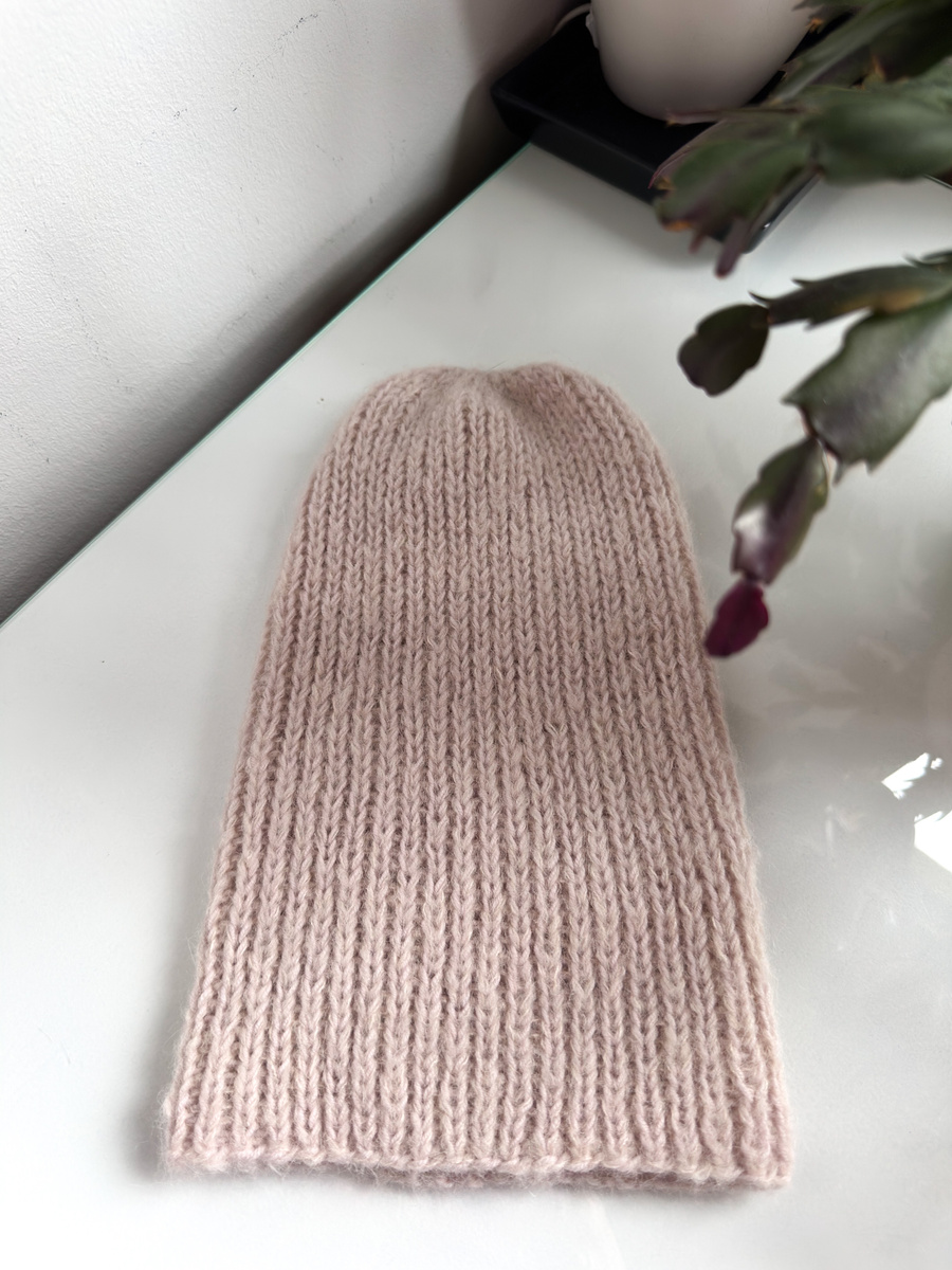 Ręcznie robiona czapka damska MORGANA Merynos, Alpaka z Jedwabiem 59/40 Marcepan