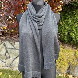 Delikatny i zwiewny szal z merynosem Grafitt 40 x 185 cm