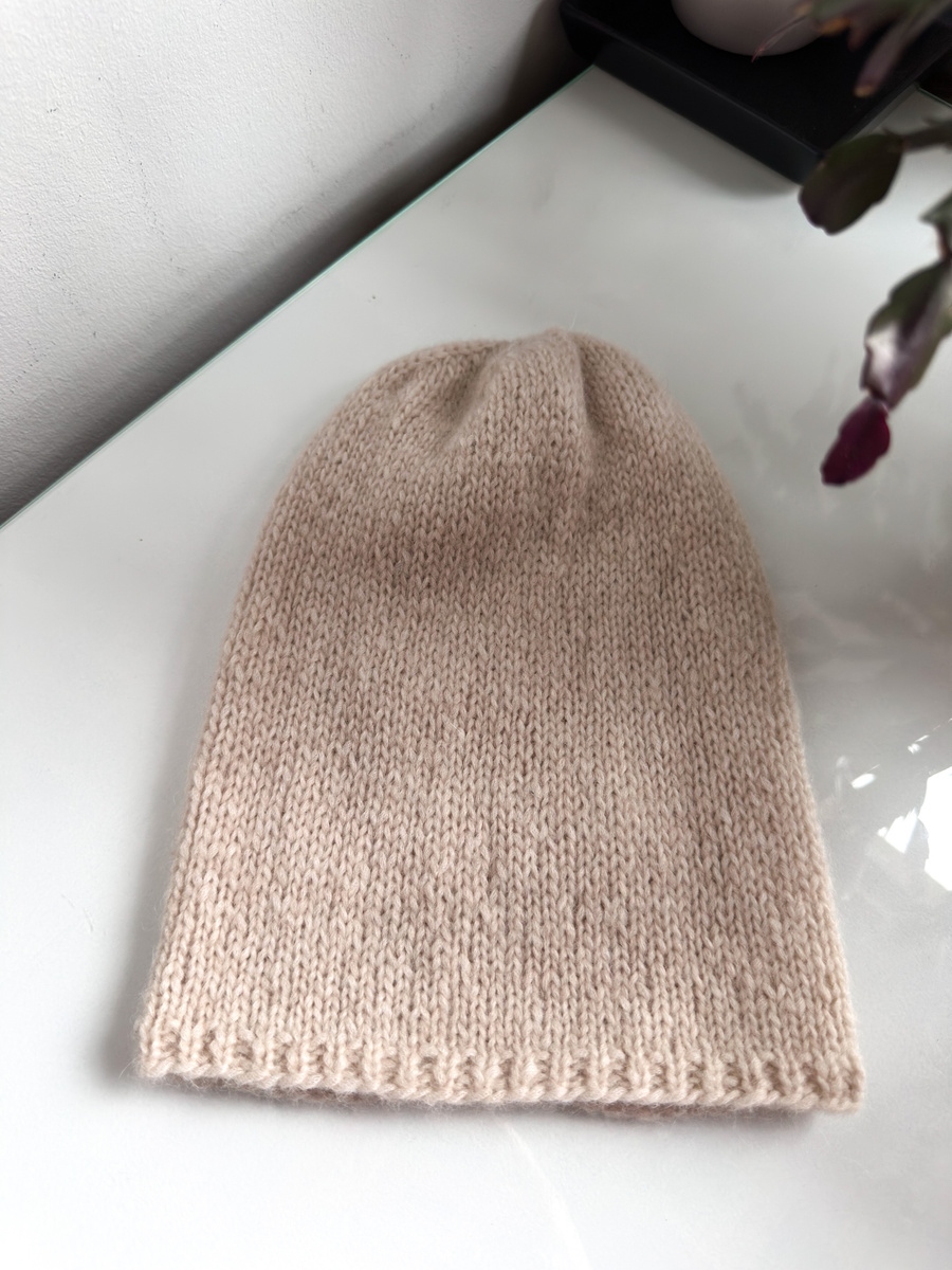 Ciepła czapka ręcznie robiona CHMURKA Alpaka 44 karminowy