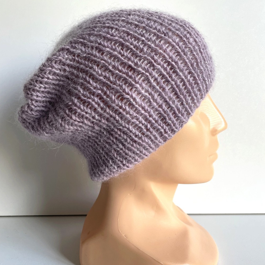 Handgestrickte Damenmütze AUREA 100% Baby Merino plus Mohair und Seide 39/09 Violette Orchidee