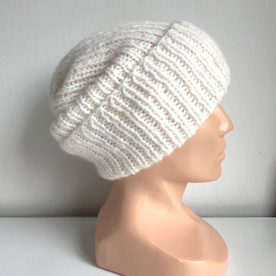 Ciepła czapka ręcznie robiona wywijana CHMURKA Alpaka 01 Ecru
