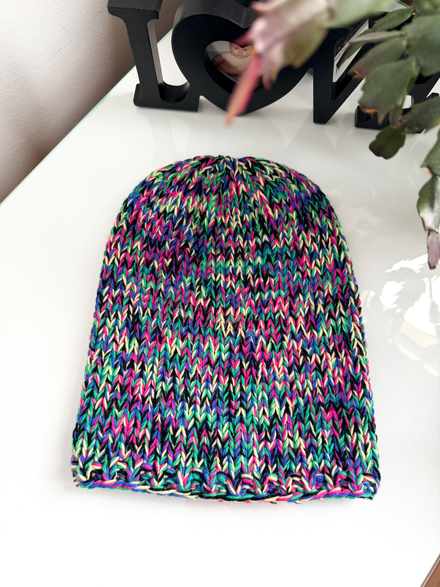 Nitkowe Love – 21 Czarny multicolor czapka smerfetka z baby merino zimowa handmade