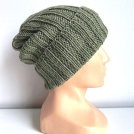 HELLI Beanie-Mütze mit Umschlag 100% Baby-Merinowolle 38 Oliv