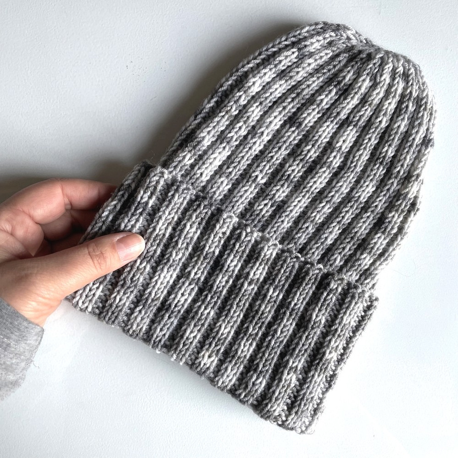 Wywijana czapka merino HELLI 100% Baby Merino Ręcznie Farbowana Szara