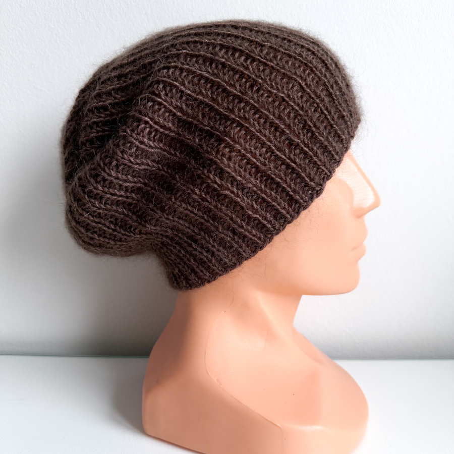 Handgemachte Damenmütze AUREA 100% Baby Merino plus Mohair und Seide 62/15 Mittelbraun