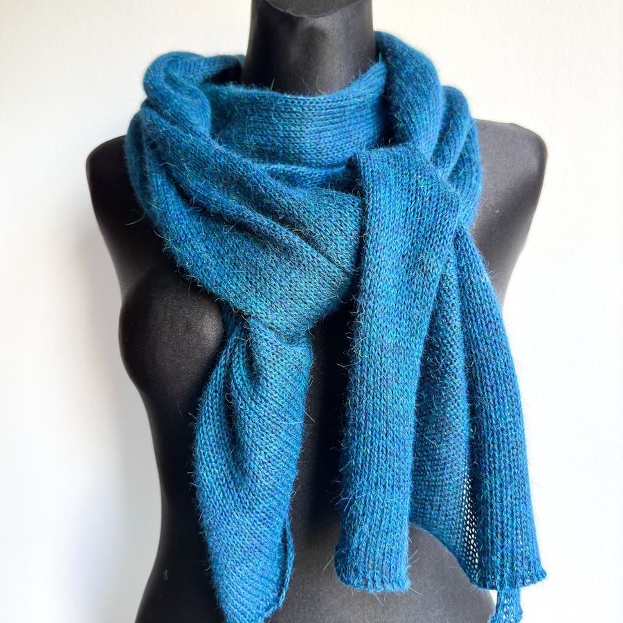 Ciepły i przytulny szal Nitkowe Love 30x180 cm 100% Baby Merino 21 czarny