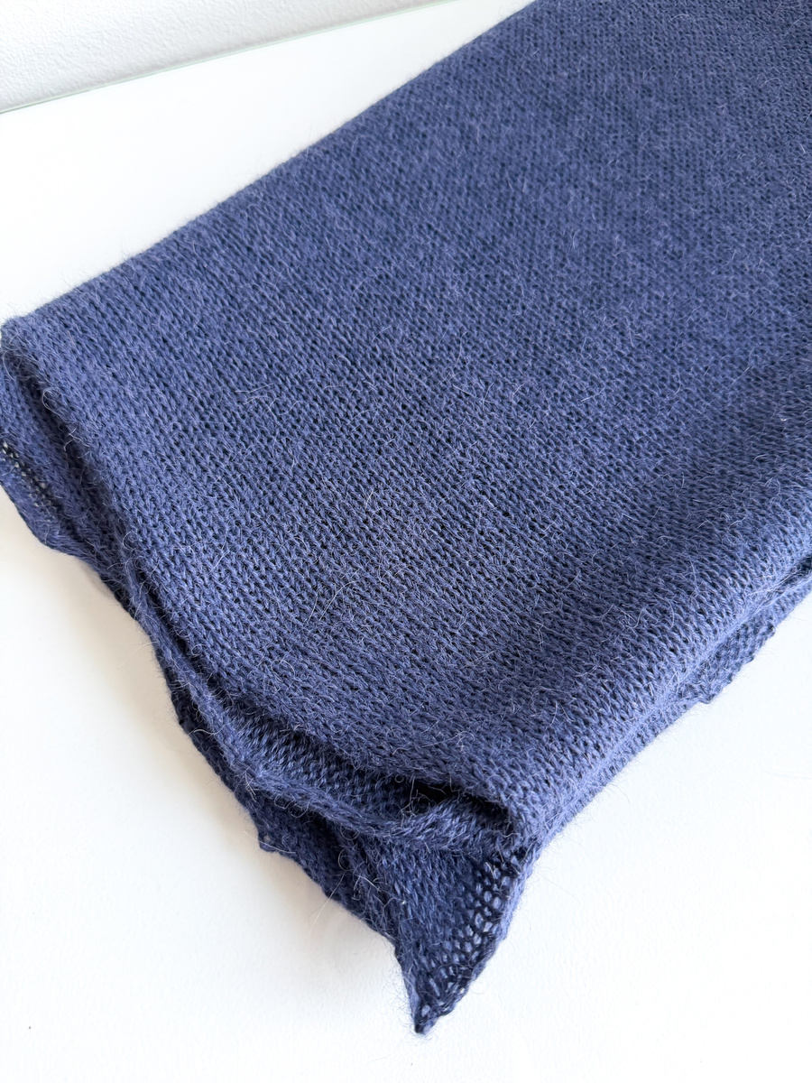 Ciepły i przytulny szal Nitkowe Love 30x180 cm 100% Baby Merino 21 czarny